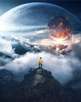 Мужчина на вершине горы с ошеломительным видом